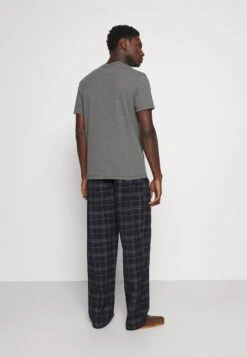 Pier One Pantaloni Del Pigiama - Black/Blue 8 Pier One Pantaloni Del Pigiama - Black/Blue -Negozio online Pier One Italia f4486fa8c9364a6a8fb5548f5ea5fa23 scaled