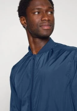 Pier One Giubbotto Bomber Dark Blue Uomo Giacche YO122T02C-K11 -Negozio online Pier One Italia f471d7cddf4d4350a56d062a538415d3 scaled