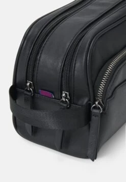 Pier One TrousseBlack Uomo Borse PI952H06P-Q11 -Negozio online Pier One Italia f533c08f73014507a19f0f1471b18552 scaled