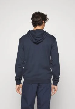 Pier One Felpa Con ZipDark Blue Uomo Maglieria E Felpe PI982N00E-K11 -Negozio online Pier One Italia f7c7354e8cbf42cd867ef57117c6471f scaled