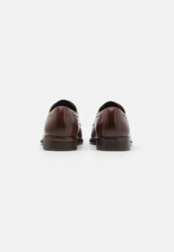 Pier One LeatherStringateBrown Uomo Scarpe Eleganti PI912M0E6-O11 -Negozio online Pier One Italia fa4f5a44f90e495da6233355106449e7 scaled