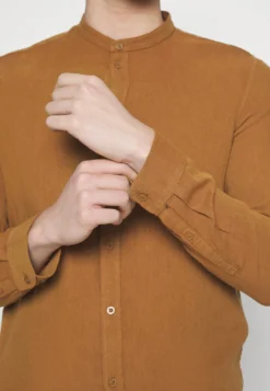 Pier One CamiciaBrown Uomo Camicie PI922D0B0-O11 -Negozio online Pier One Italia faeba68eecc4494995c67e96fe51b105 scaled