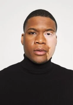 Pier One MaglioneBlack Uomo Maglieria PI922Q08O-Q11 11 Pier One MaglioneBlack Uomo Maglieria PI922Q08O-Q11 -Negozio online Pier One Italia fbd26a2e537242bba5ca90be5a6b76fd scaled