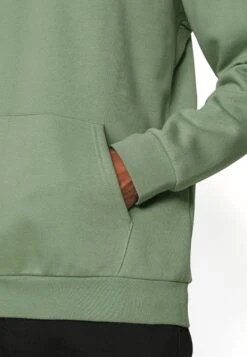 Pier One Felpa Con CappuccioDesert Sage Uomo Maglieria E Felpe PI922S038-M11 -Negozio online Pier One Italia ff2c41f92af24ef1bf7e642c04b348c9 scaled